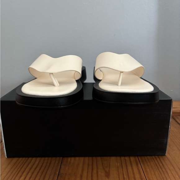 PrettyLittleThing Dorenea Chunky Platform Flip Flop Sandals Cream Size 8 New - Picture 2 of 11